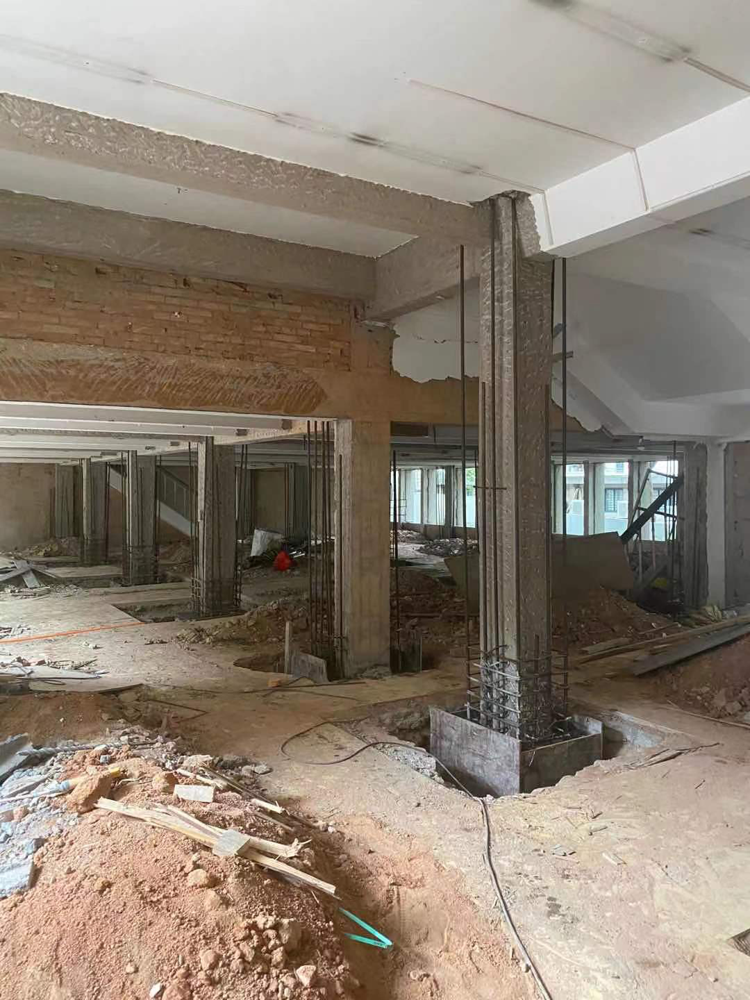路面发生裂缝后我们怎么来处理？？？？？